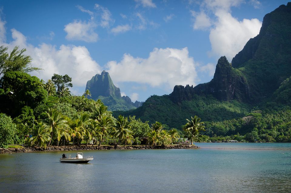 Cookinseln - Tipps für eine traumhafte Reise Cookinseln: Meer und im Hintergrund Berge