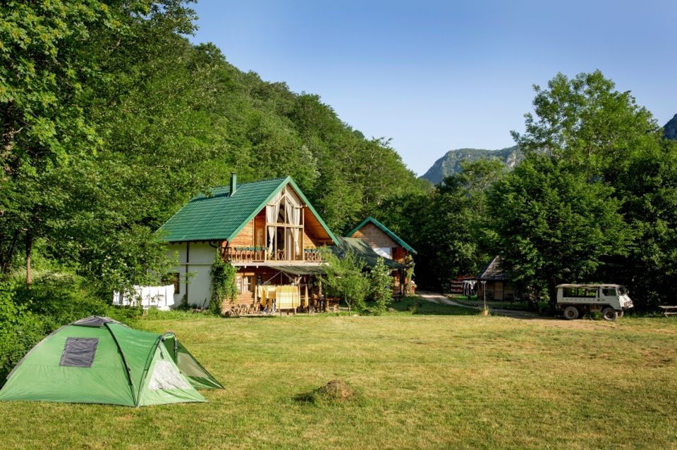 Montenegro: Urlaub im Outdoor-Himmel: Holzhütte