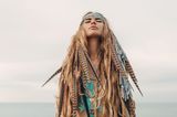 Hippie Frisuren: Haarband und Federn im Haar