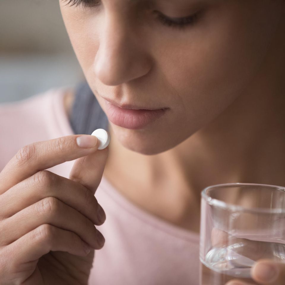 L-Thyroxin: Frau nimmt Tablette