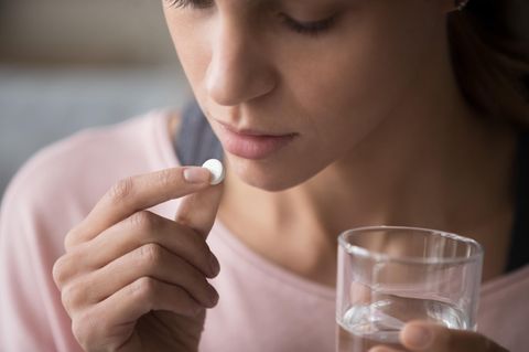 L-Thyroxin: Frau nimmt Tablette