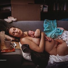 Geburtsfotos 2020: Frau mit Neugeborenen auf ein Couch
