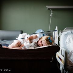 Geburtsfotos 2020: Geschwisterkind mit Mama und Neugeborenen