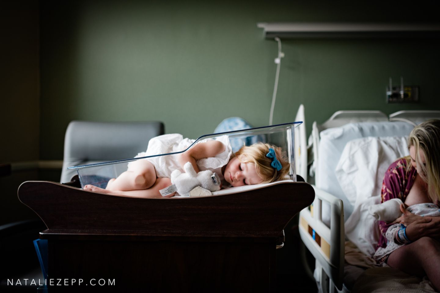 Geburtsfotos 2020: Geschwisterkind mit Mama und Neugeborenen