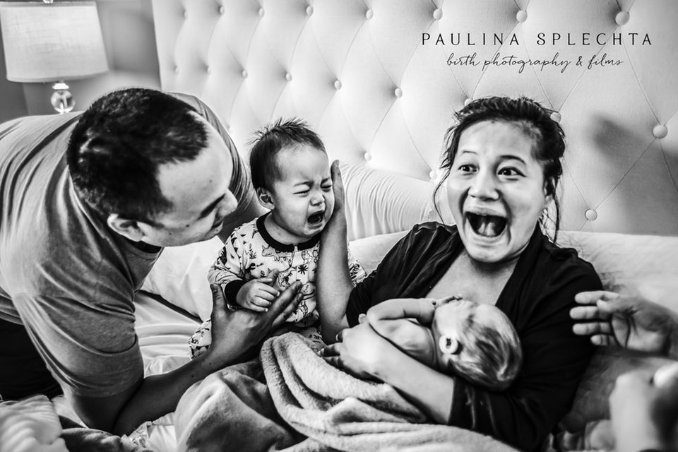 Geburtsfotos 2020: Mutter mit Baby ist begeistert