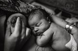 Geburtsfotos 2020: Baby schläft neben Brust der Mutter