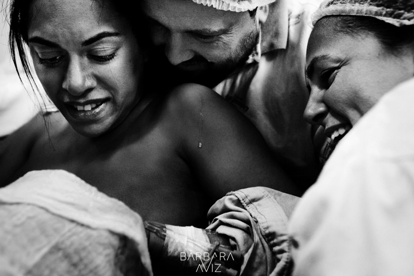 Geburtsfotos 2020: Mutter hält Neugeborenes