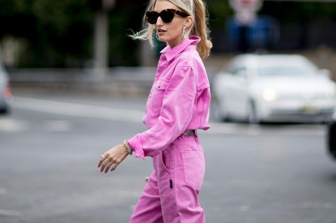 Jeans-Trends: Streetstyle im pinken Allover-Jeans-Look