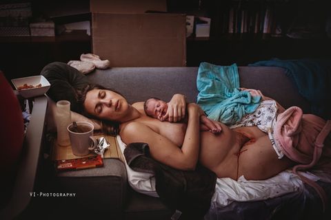 Birth photos 2020: Woman with newborn baby on a couch "loading =" lazy