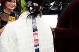 Oscars 2020: Billie Eilish mit Haarspange von hinten