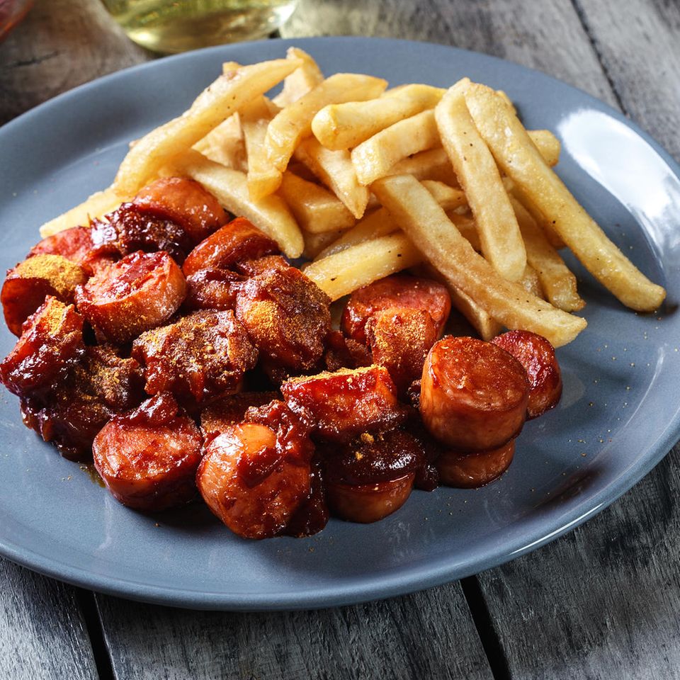 Pommes frites mit Currywurst | BRIGITTE.de