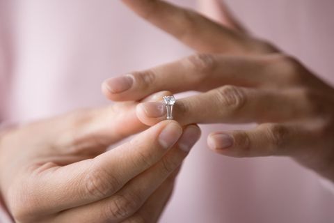 Studie: Eine Frau nimmt ihren Ehering ab