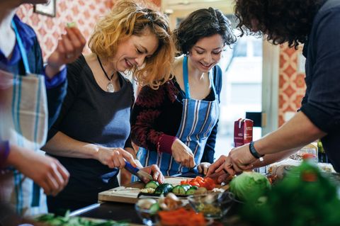 Frauen kochen gemeinsam
