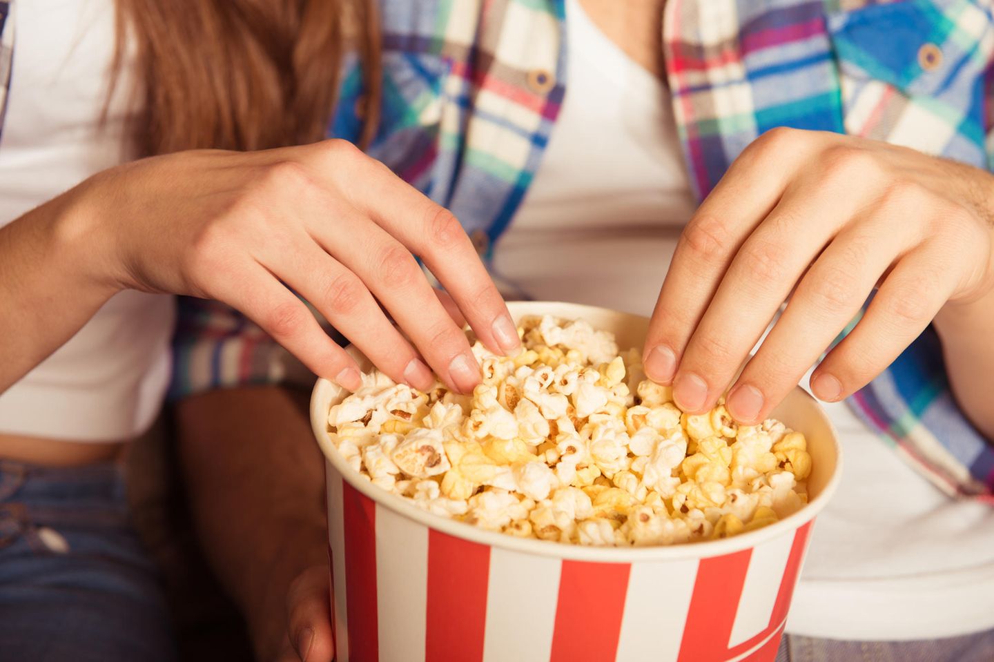 Mann und Frau essen Popcorn im Kino