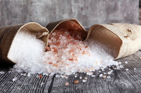 Verschiedene Salze in Beuteln