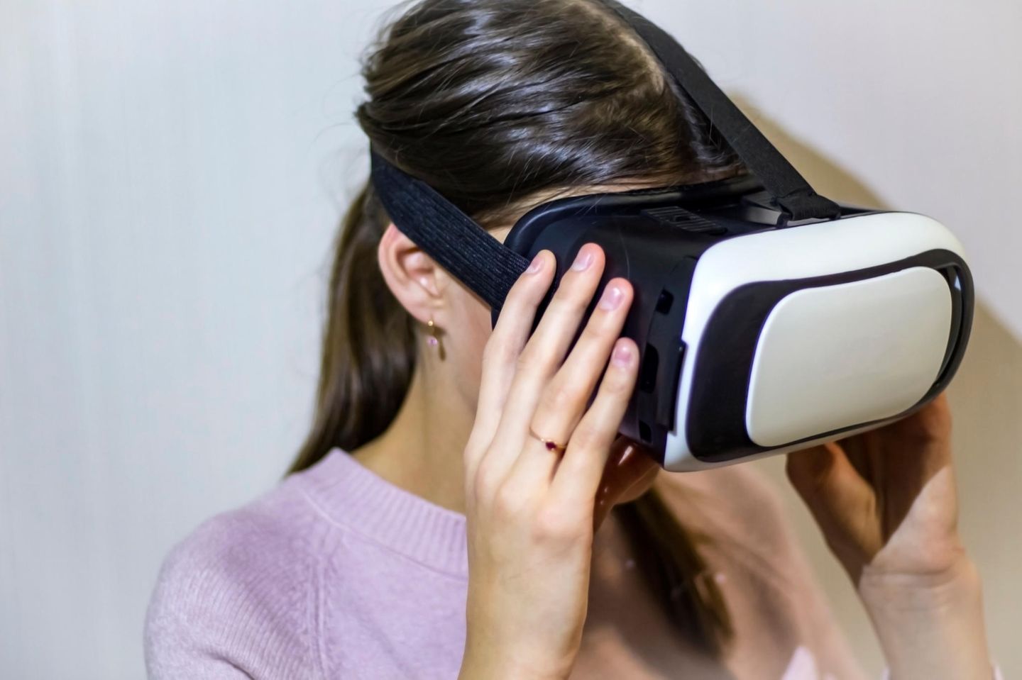 Trauerbewältigung der Zukunft: Eine Frau mit VR-Brille