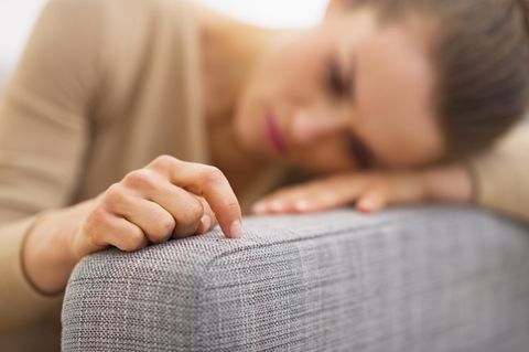 Frustrierte Frau auf Couch