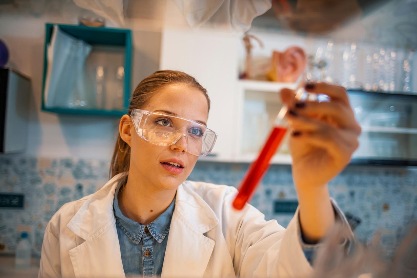 Biochemiker: Frau im Labor