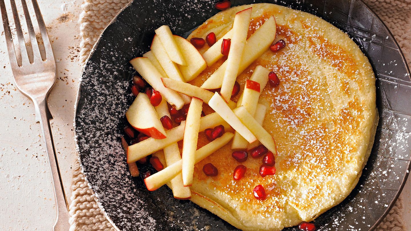 Schaumomelett mit Obstsalat | BRIGITTE.de