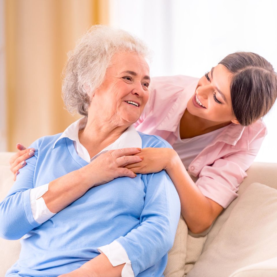 Altenpfleger: Frau kümmert sich um ältere Frau