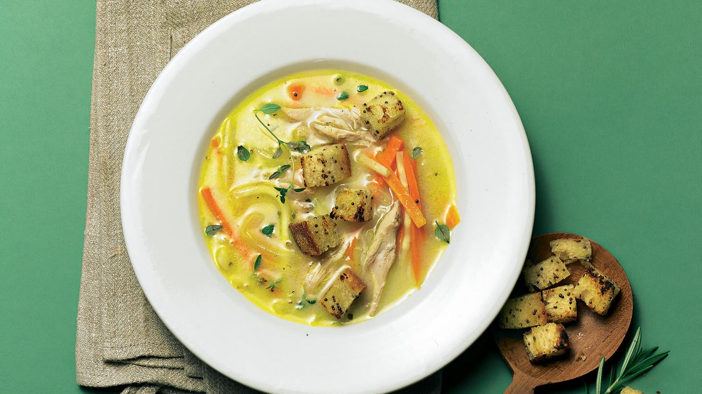 Hähnchen-Cremesuppe mit Senf-Croûtons | BRIGITTE.de