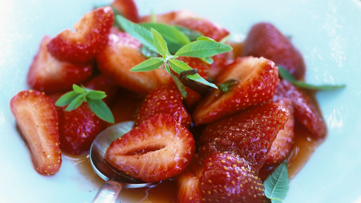 Marinierte Erdbeeren mit Zitronenverbene | BRIGITTE.de
