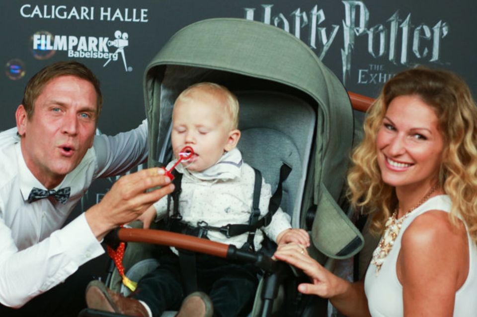 Janni und Peter mit Kind im Wagen