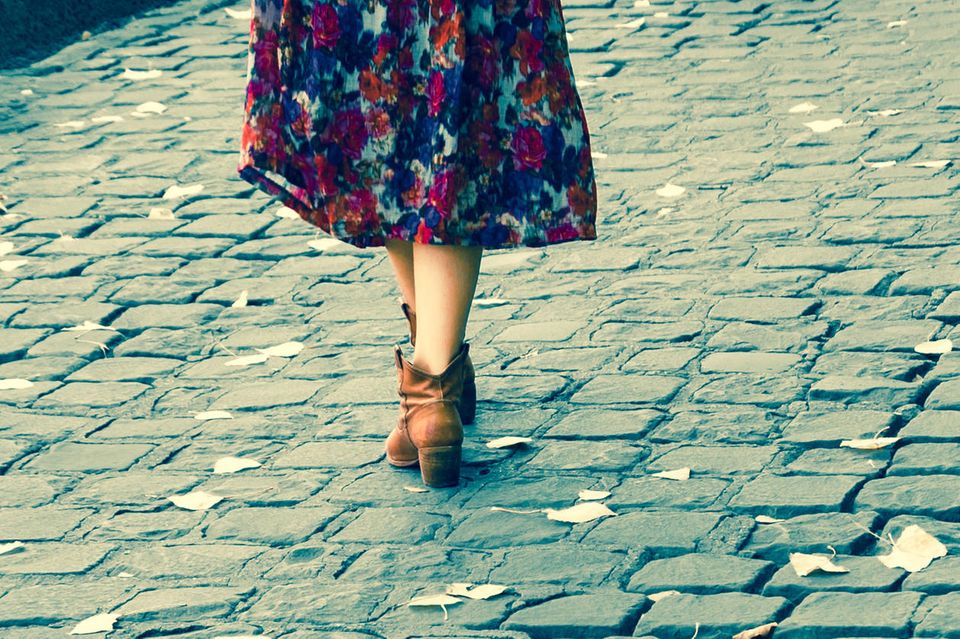 Frau in Blumenrock auf Straße