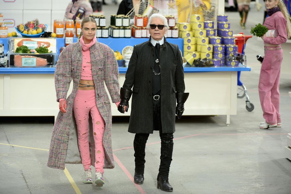 Chanel-Looks: Cara Delevigne mit Karl Lagerfeld