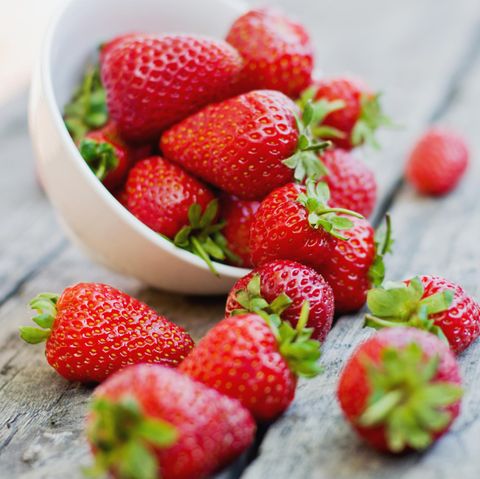 Erdbeeren gesund: Erdbeeren auf dem Tisch