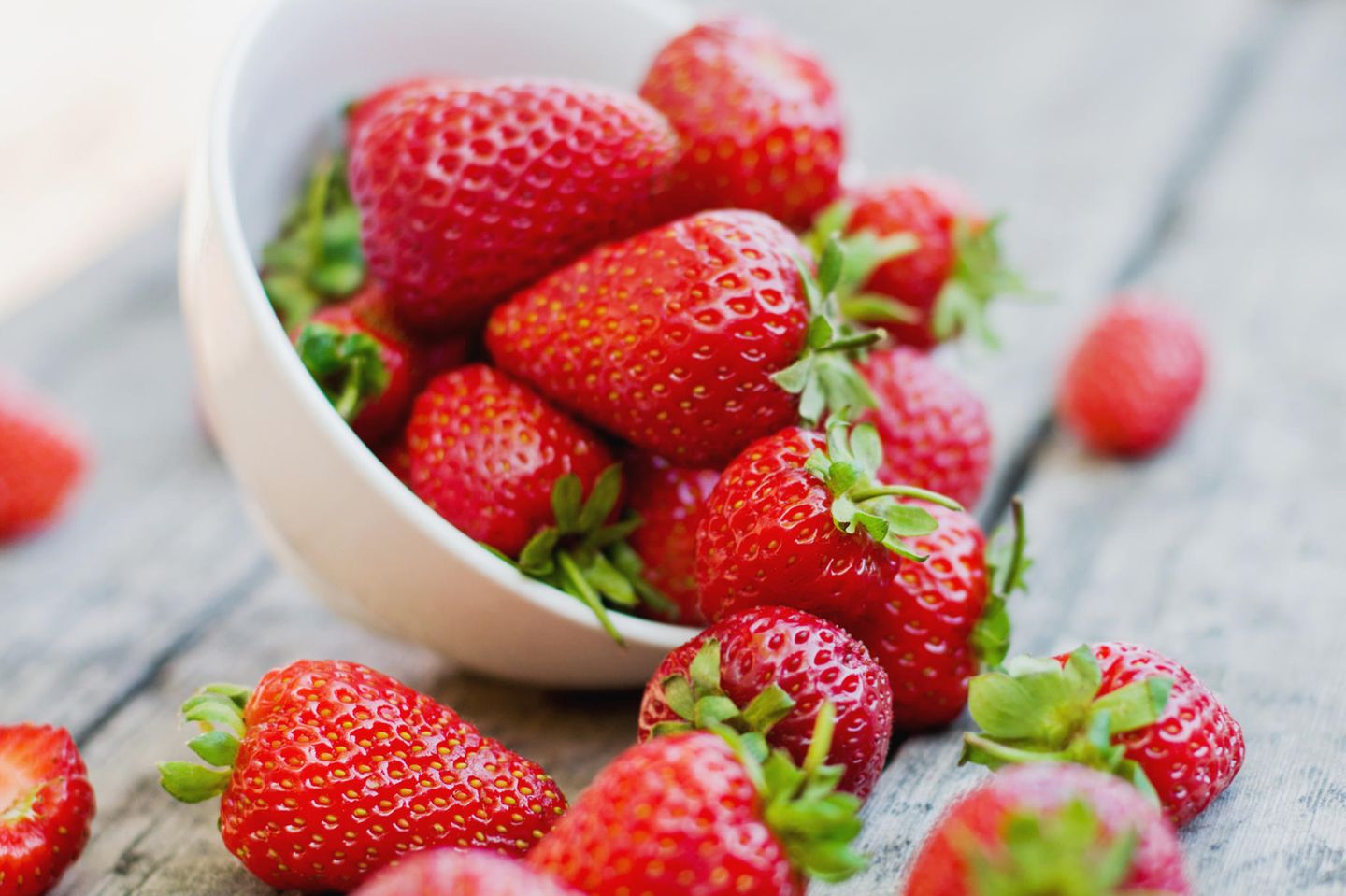 Erdbeeren gesund: Erdbeeren auf dem Tisch