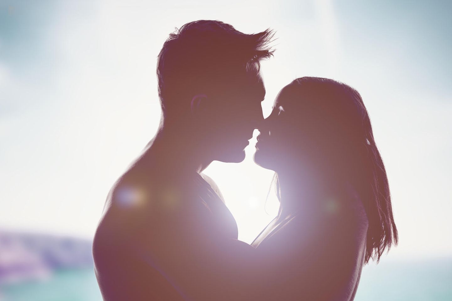 Liebeshoroskop: Ein Pärchen küsst sich in traumhafter Kulisse