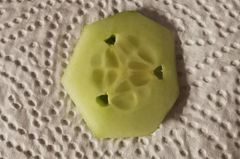 Was sind das für Löcher in der Gurke? Was sind das für Löcher in der Gurke?