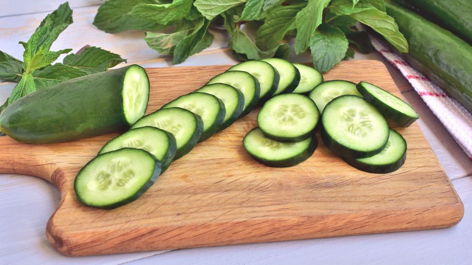 DIY-Beauty: So leicht macht ihr Peeling und Maske aus einer Gurke!