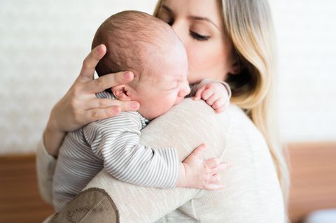 USA: Mutter geht Brustmilch aus – da hilft ihr die Polizei - Mutter hält weinendes Baby