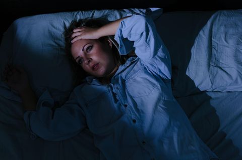 Durchschlafstörungen: Frau liegt wach