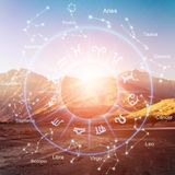 Sternzeichen und die vier Elemente: Freunde laufen mit Wunderkerzen am Meer entlang