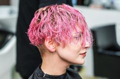 Haare glätten: So geht's Haare glätten: Frau mit Kurhaarschnitt