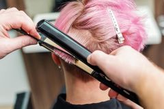 Haare glätten: So geht's Haare glätten mit dem Glätteisen