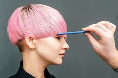 Haare glätten: So geht's Haare glätten: Frau mit Kurzhaarschnitt