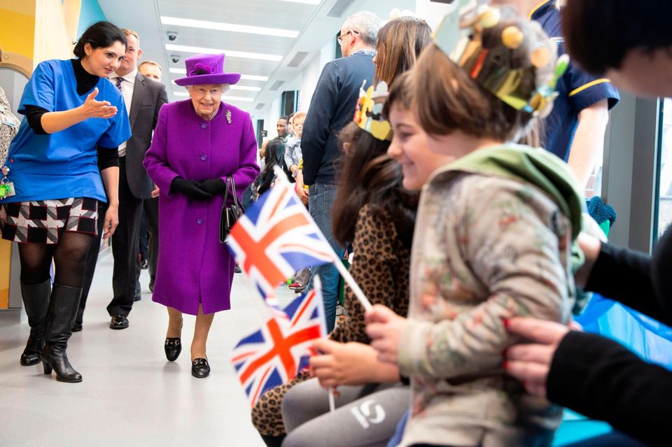 Queen trifft royalen Nachwuchs