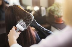 Haare glätten: Ohne Glätteisen Haare glätten mit Rundbürste