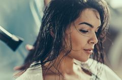 Haare glätten: Ohne Glätteisen Haare glätten: Haare föhnen