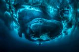 Unterwasserbilder 2020: Eisberg von unten