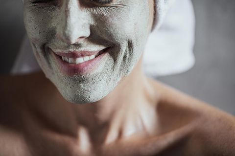 Haut in den Wechseljahren - was braucht sie?: Frau mit Gesichtsmaske