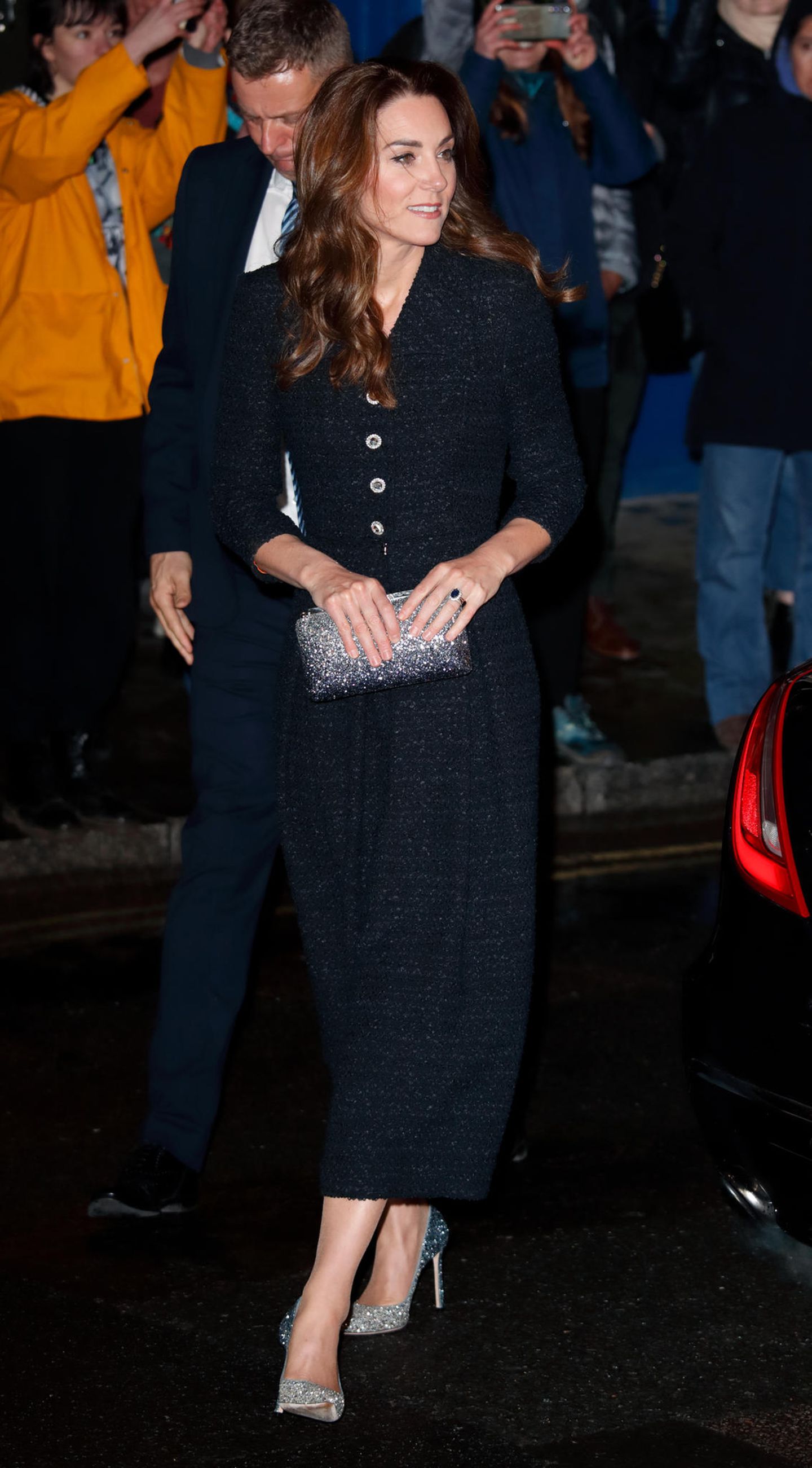 Wow, was für ein Look! zur Charity-Aufführung von 'Dear Evan Hansen" zugunsten der Royal Foundation entschied sich Kate für ein außergewöhnliches Outfit, das vor allem auf den zweiten Blick ein echter Hingucker ist. Während das nachtblaue Mantelkleid aus schwerem Tweed-Stoff von Eponine London eher schlicht daherkommt, ...