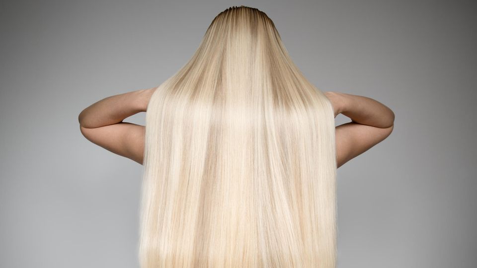 Lange blonde Haare einer Frau