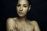 Fotoprojekt Brustkrebs: Frau mit verschränkten Armen