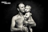 Fotoprojekt Brustkrebs: Mann hält Baby im Arm