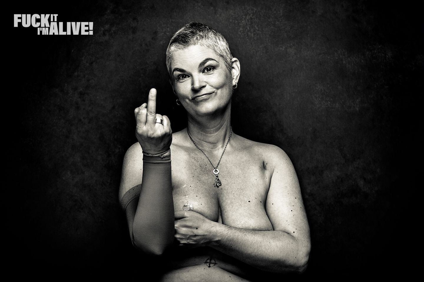 Fotoprojekt Brustkrebs: Krebs Überlebende zeigt Stinkefinger